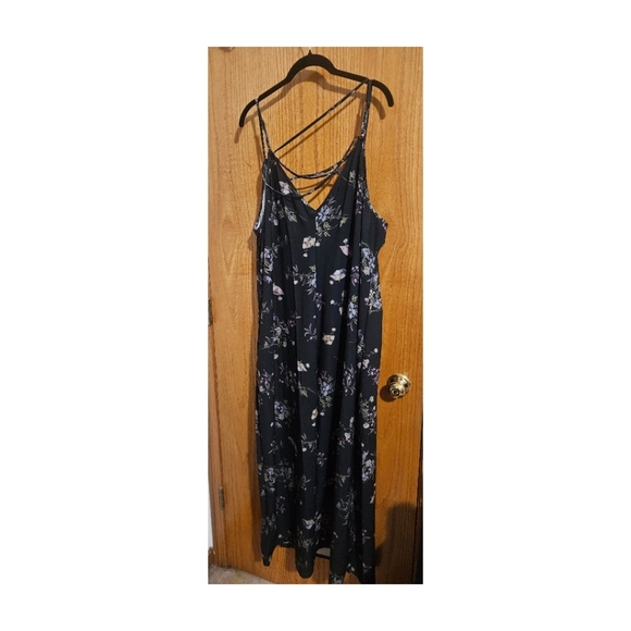 Plus Size Black Floral Slip Maxi Dress with Side Slits - Picture 5 of 6